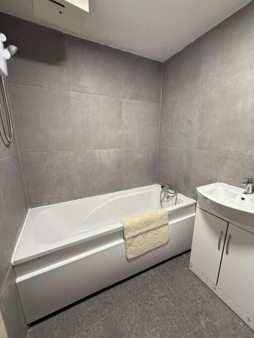 Modern 1 Bedroom - 5 Min Walk From Princess Street Eb1 Edimburgo Esterno foto